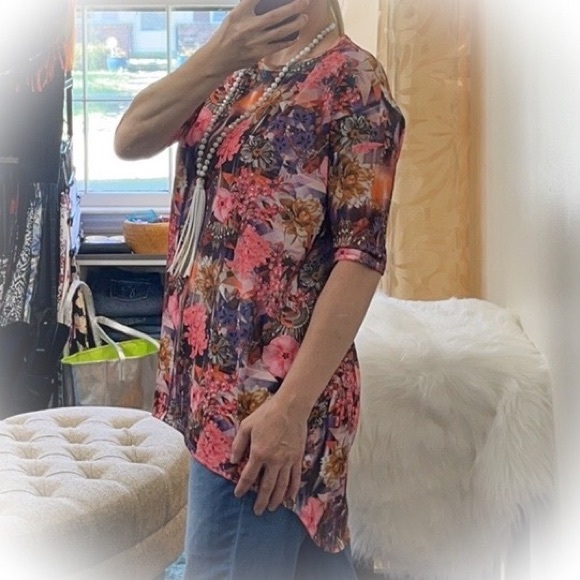 💕NWT Super Cute Lularoe Irma Floral Top💕 - Picture 1 of 10